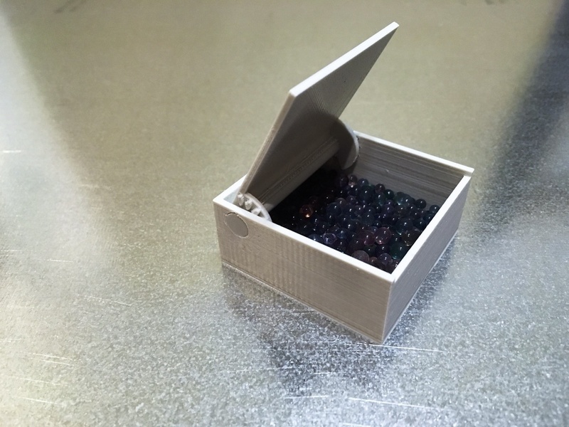 Box with ratchet hinge