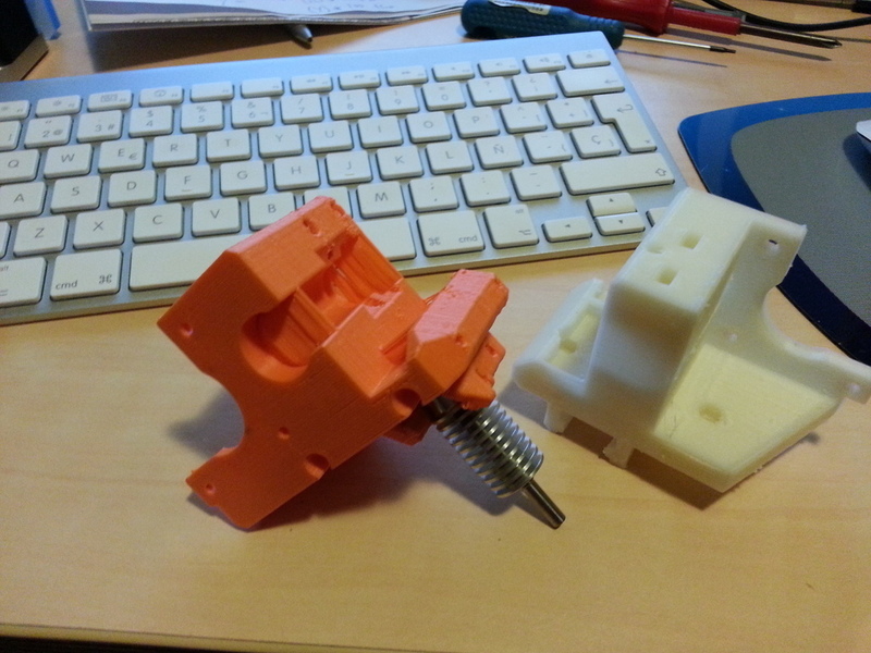 Compact extruder for short nema17 motors