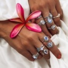 zarrin khan's avatar